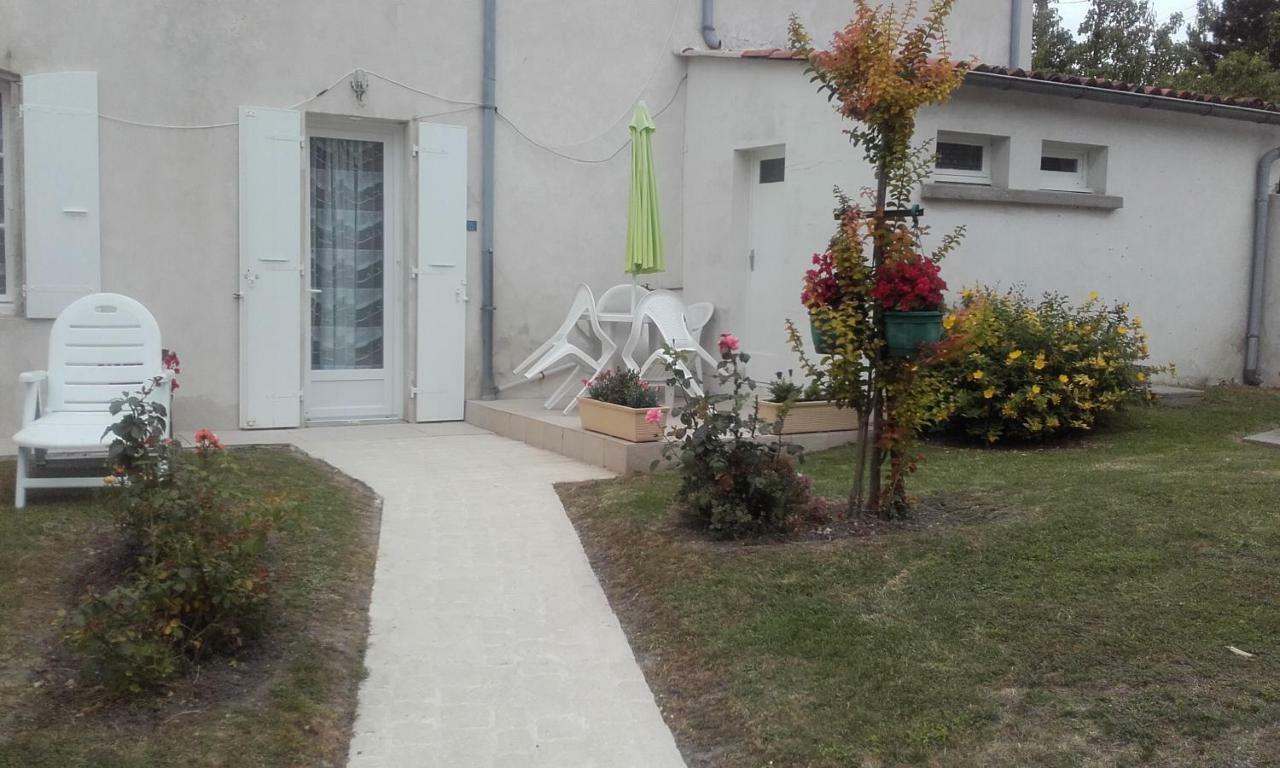 Gite Sur L'Estuaire De La Gironde Saint-Seurin-d'Uzet Exterior foto